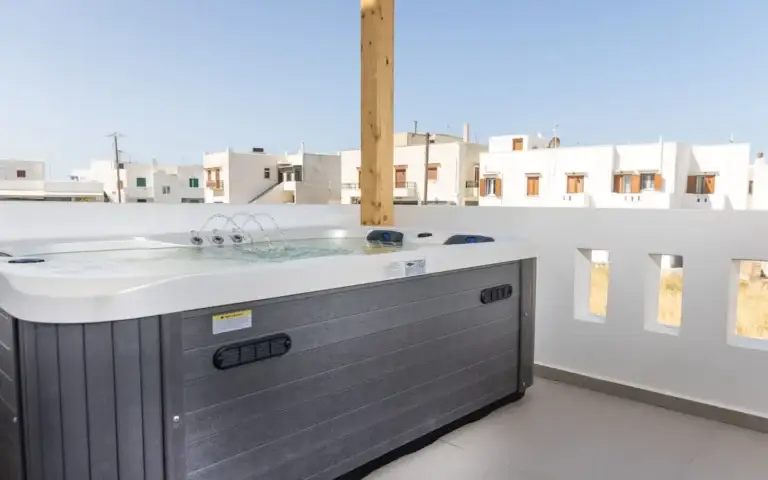 quadruple room jacuzzi (8)